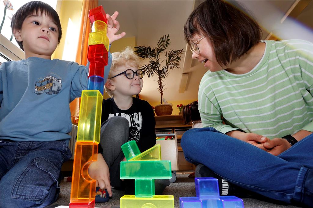 Gelebte Inklusion: Annika Schmidts Alltag in der „Villa Kunterbunt“ Annika Schmidt spielt in der Bergkamener Kita „Villa Kunterbunt“ mit zwei kleinen Kindern.