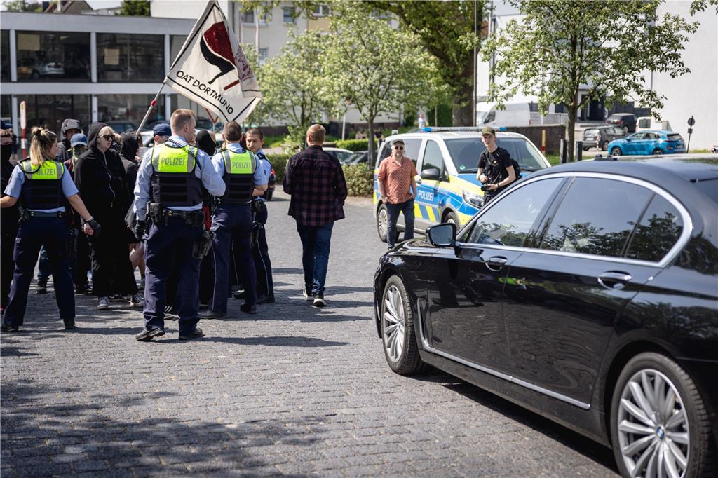 Björn Höcke für „Urlaub“ in Dortmund: Politiker trifft AfD-Mitglieder an der Kokerei Hansa Antifaschistische Aktivisten störten die Abfahrt von Björn Höcke.