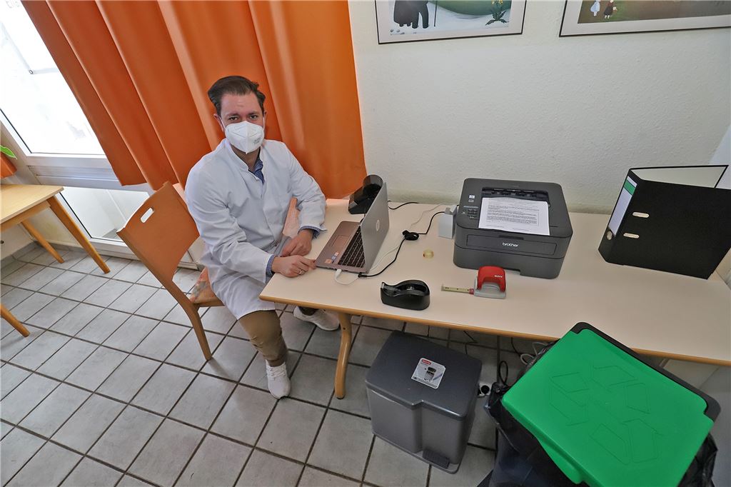 Zweiter Standort für Schnelltests eröffnet in Heeren: „Das ist für uns eine Ehrensache“ Apotheker Dennis Nigge am EDV-Platz im Schnelltestzentrum. Die Ergebnisse werden von dort aus per Mail verschickt.