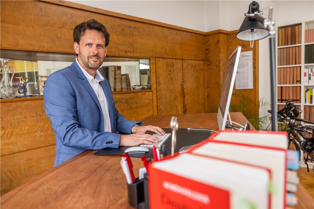 Klagewelle von Transperson Alina S.: Chef widerlegte Diskriminierung Der Rechtsanwalt Dr. Maximilian Stahm, ein Fachanwalt für Arbeitsrecht, am Schreibtisch in seiner Kanzlei in Dortmund-Hörde.