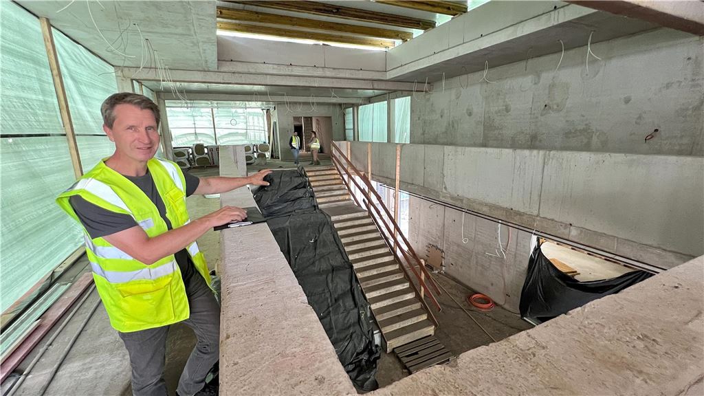 Neuer Bildungsstandort: In einem Jahr sollen die Arbeiten fertig sein Architekt Roger Stein steht über dem Eingangsbereich des neuen Bildungsstandorts an der Hertingerstraße in Unna.