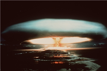 Archiv: Nach der Explosion einer französischen Atombombe schwebt dieser riesige Atompilz über dem Mururoa-Atoll. 