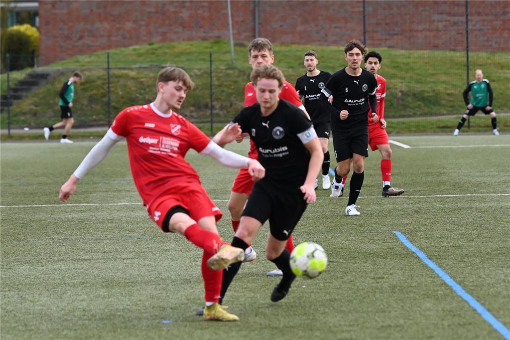 Westfalia Wethmar gewinnt die Generalprobe gegen FC Overberge Marcel Helmich und Arne Neuhäuser im Zweikampf.