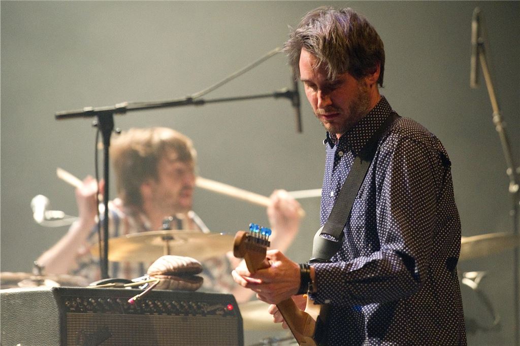 „Ich bin kein Optimist. Aber ich habe Hoffnung“ Arne Zank (l) und Dirk von Lowtzow von der Band Tocotronic bei einem Liveauftritt 2013 in Hamburg. Die Band existiert seit über 30 Jahren.