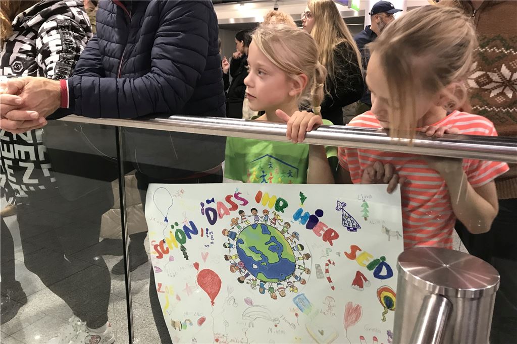 Tränen im Flughafen-Terminal: Große Freude bei Rückkehr aus Bangladesch Mädchen warten am Flughafen Düsseldorf