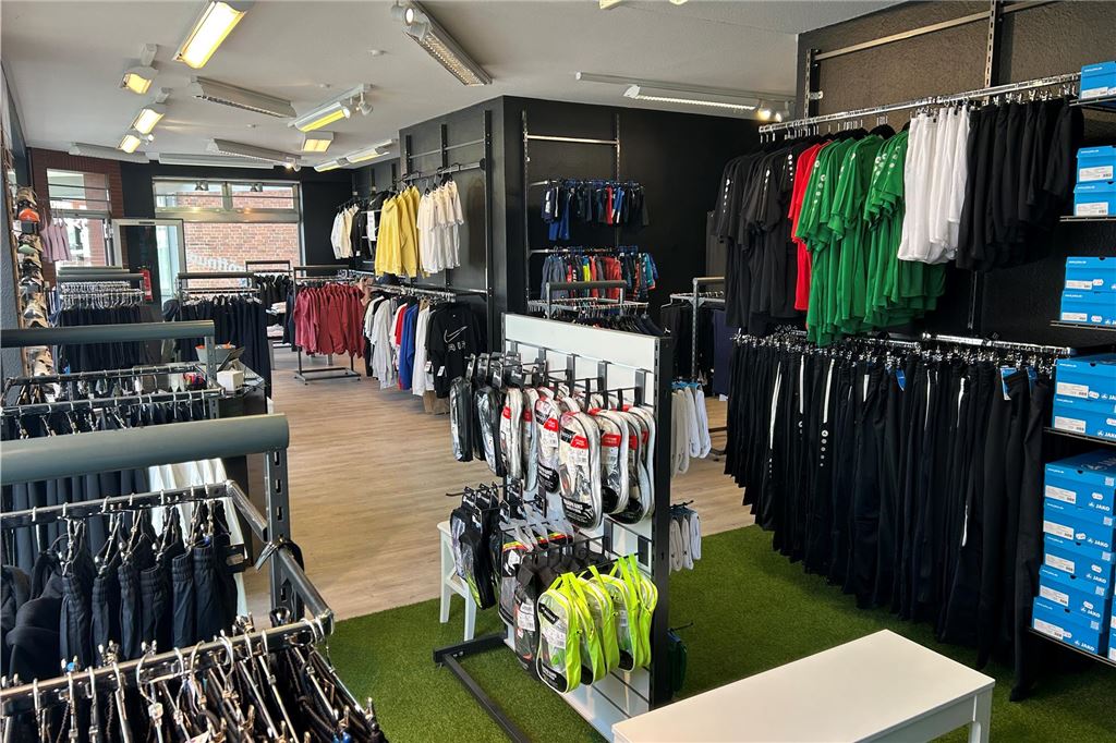 Neues Sportgeschäft hat eröffnet: Rabattaktion zum Start „Athletic Sportshop“ von innen.