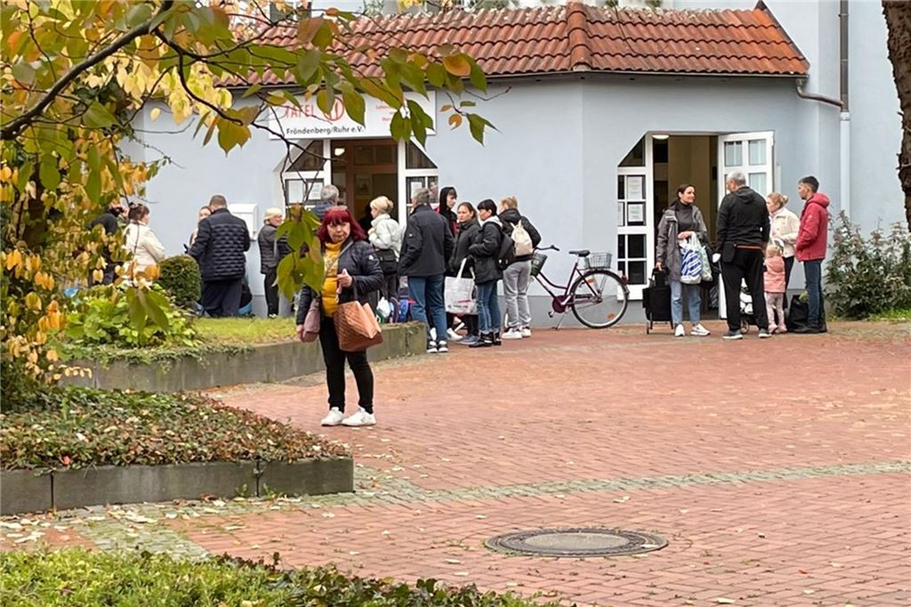 Tafel-Chef Potthoff übt erneut Kritik an Abgeordneten – Hüppe kontert Auch 50 Minuten nach Ausgabe der ersten Warte-Marke herrscht vor der Tafel Fröndenberg ein reger Betrieb.