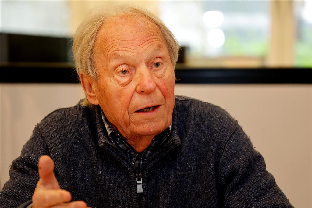 Die doppelte Flucht Klaus Goehrkes am Ende des Zweiten Weltkrieges Klaus Goehrke im Porträt. Er gestikuliert.