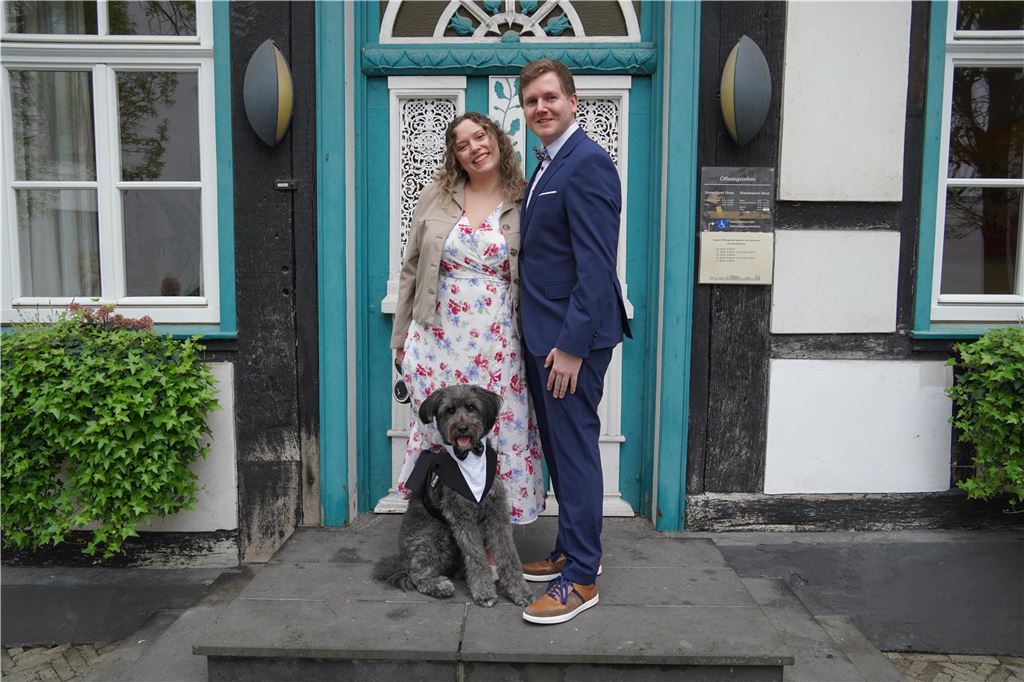 Hochzeit in der Heimat: Sandrine und Marc wollten in Unna heiraten Sandrine, geborene Staender, und Marc Wegener aus Lüdinghausen zusammen mit ihrem Hund Teddy bei ihrer Hochzeit am 17. April 2025 vor dem Standesamt Unna