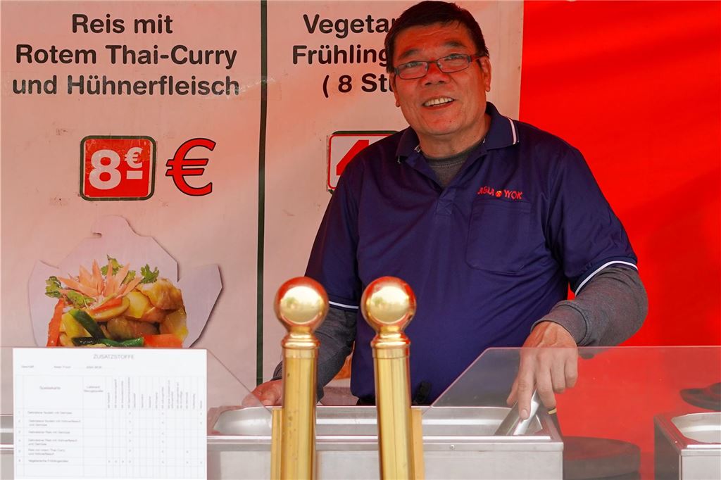Waffeln, Wildburger, Asiafood: Diese 15 Trucks sind beim Streetfood-Festival dabei Ein Mitarbeiter steht beim Streetfood-Festival in Werne am Stand mit asiatischen Nudeln.