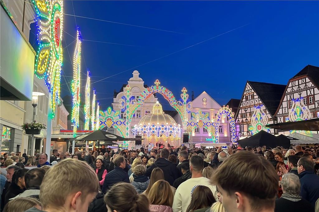 Auch auf dem Marktplatz können viele verschiedene Lichtkunstwerke bewundert werden.