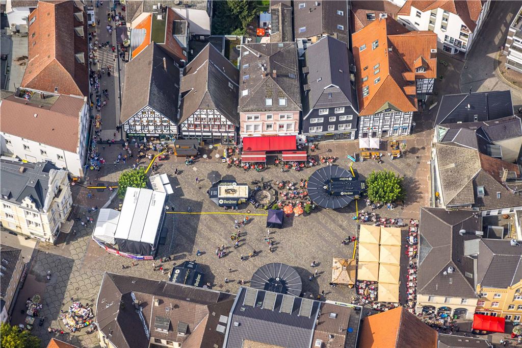 Auch auf dem Marktplatz war beim Stadtfest Unna 2023 viel los. Ein Luftbild zeigt das Geschehen aus der Vogelperspektive.