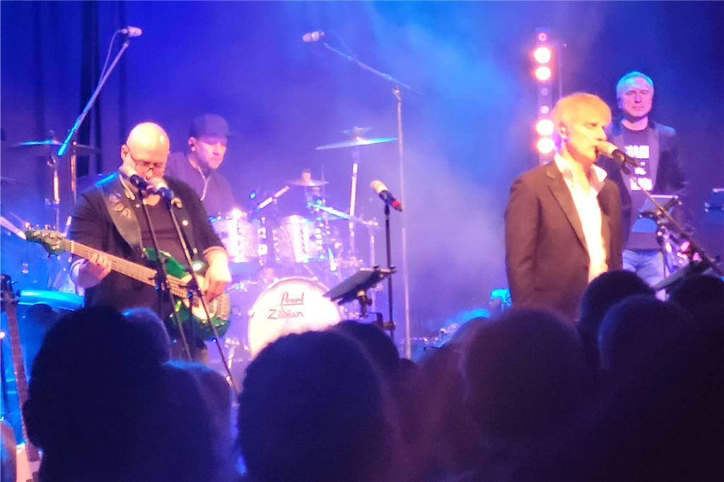 35 Jahre Reggatta de blanc: Ausverkauftes Haus im Kühlschiff Auch Bassist Patrick Kohler (l.) freute sich, beim Geburtstagskonzert dabei sein zu können.