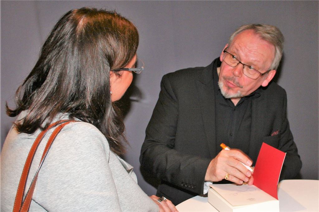 Isabell Archan schreibt den Fröndenberg-Krimi 2024 für Mord am Hellweg Eine Frau lässt sich ihr Buch signieren.
