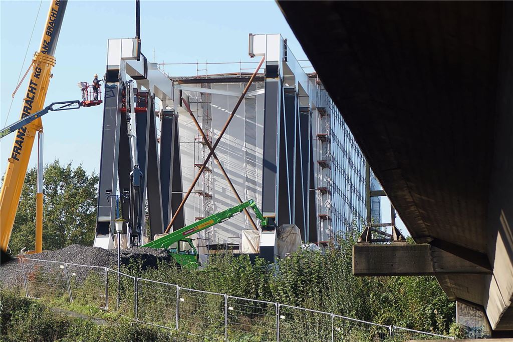 B1-Brücke am schlechtesten bewertet: „Sorgenkinder“ auch an A1 und A44 Die Deutsche Bahn erneuert die Eisenbahnbrücke über der A1 in Unna im Bereich Massener Kirchweg/Grenzstraße. Neben den Gleisen liegt bereits die neue Eisenbahnbrücke auf einem Feld an der Unnaer Straße.