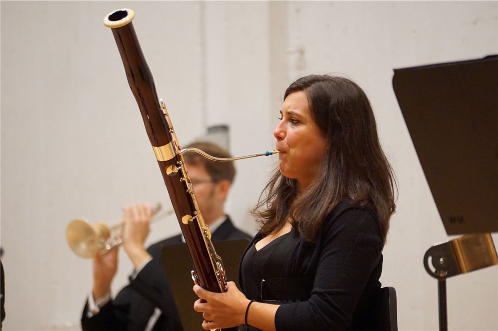 Dominique Horwitz und eine Menge Leidenschaft beim ersten Corona-Konzert in Kamen Auch das Ensemble auf der Bühne war kleiner als sonst. Auch hier gelten während der Corona-Krise besondere Regeln.
