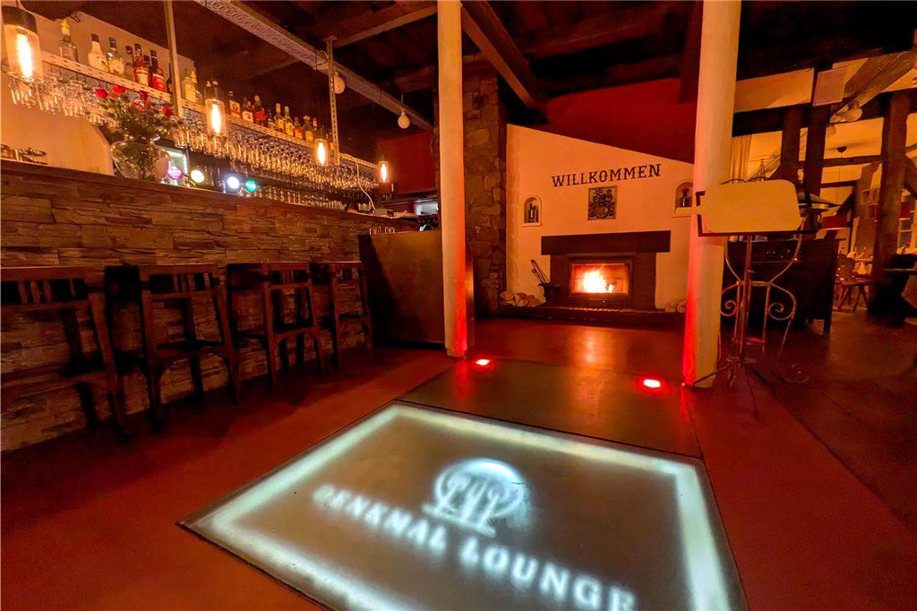 Nach tagelangen Testläufen: Denkmal-Lounge eröffnet am Freitag Das Kaminfeuer brennt im Eingangsbereich der Denkmal Lounge.