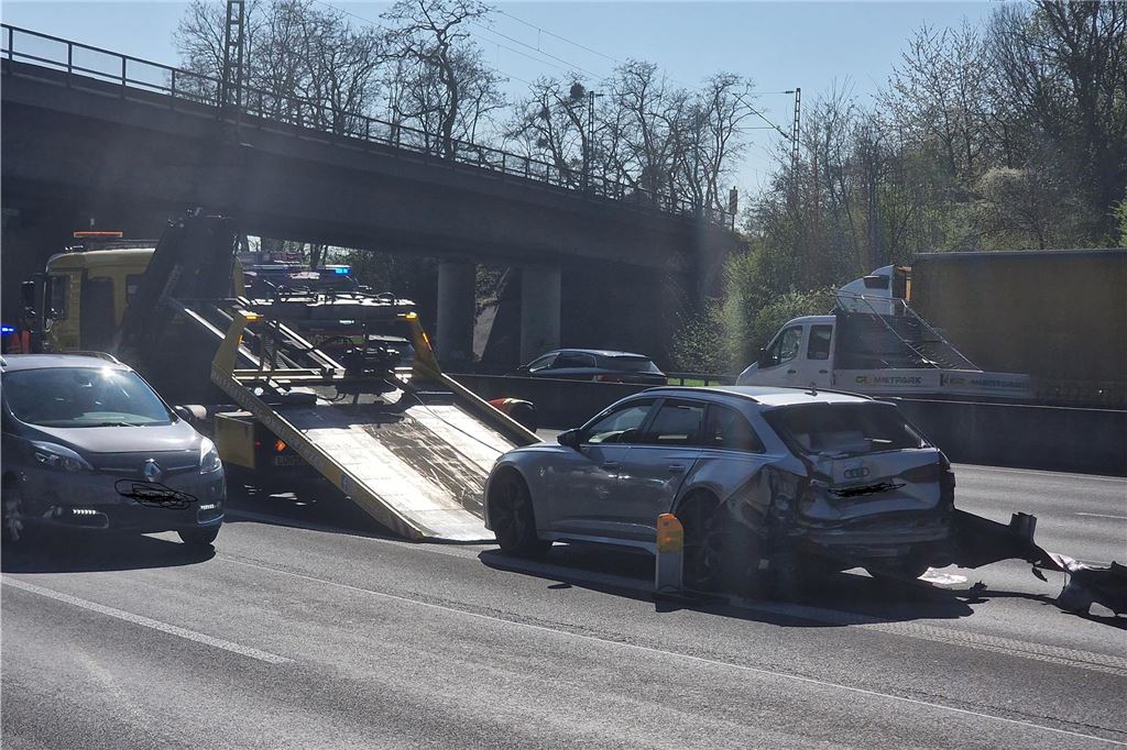 A1 bei Kamen nach Unfall gesperrt: Vier Menschen verletzt Audi nach Unfall auf der A1