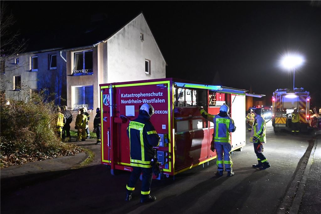 Polizei findet verdächtige Chemikalien in Wohnung: Häuser geräumt Auch der Katstrophenschutz war am Start.
