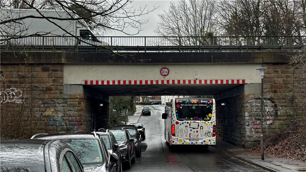 B1-Brücke am schlechtesten bewertet: „Sorgenkinder“ auch an A1 und A44 Ein Bus fährt unter der B1-Brücke an der Falkstraße hindurch.