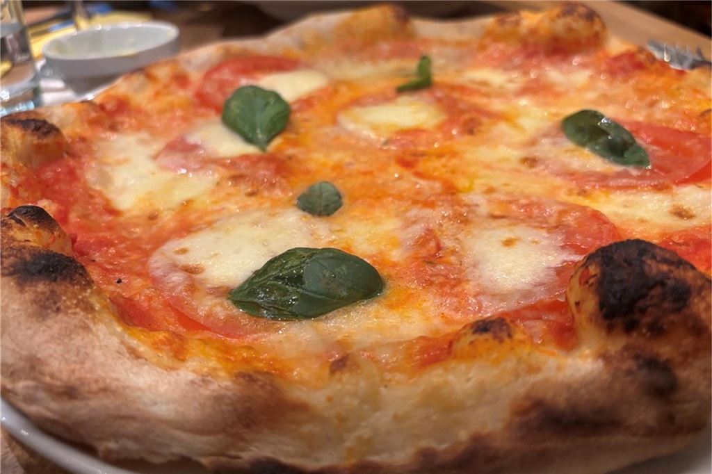 Pasadena im Restaurant-Check: Italienischen Küche mit Kneipen-Flair Die Caprese-Pizza ist mit Tomatensauce, Mozzarella, frischen Tomaten und Basilikum belegt.