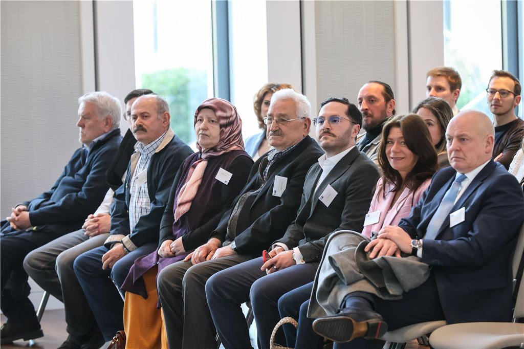 Digital-Stratege von Porsche bei IHK: „Das ist das deutsche Dilemma“ Auch die Familie von Cihan Sügür (3.v.r.) war bei der IHK-Veranstaltung „Wirtschaft hautnah“ in Dortmund zu Gast.
