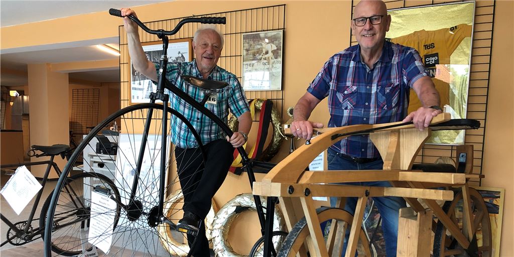 Hans Kuhn über Ausstellungsstück: „Viele sagen, das gehört hier nicht rein“ Auch die Historie des Radfahrens wird dargestellt: Hans Kuhn (l.) und Bernd Kern freuen sich auf die Eröffnung des Fröndenberger Rennradmuseums am 14. August.