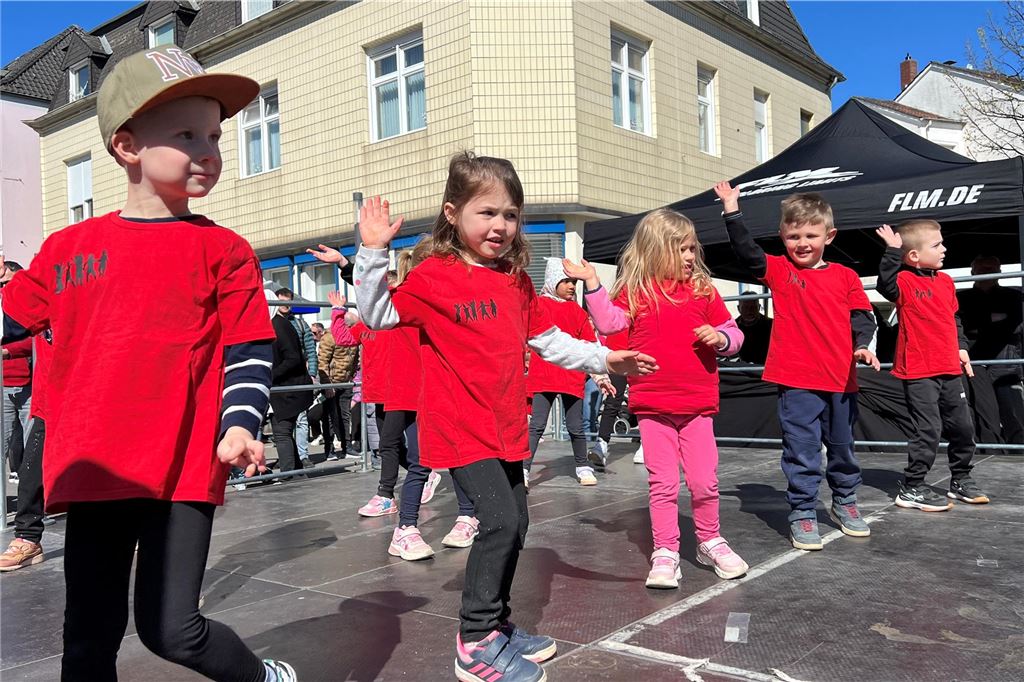 Der Frühlingsmarkt 2025: Begeisterung bei Ausstellern und Besuchern Kindertanzgruppe auf der Bühne am Markt beim Frühlingsfest 2025.