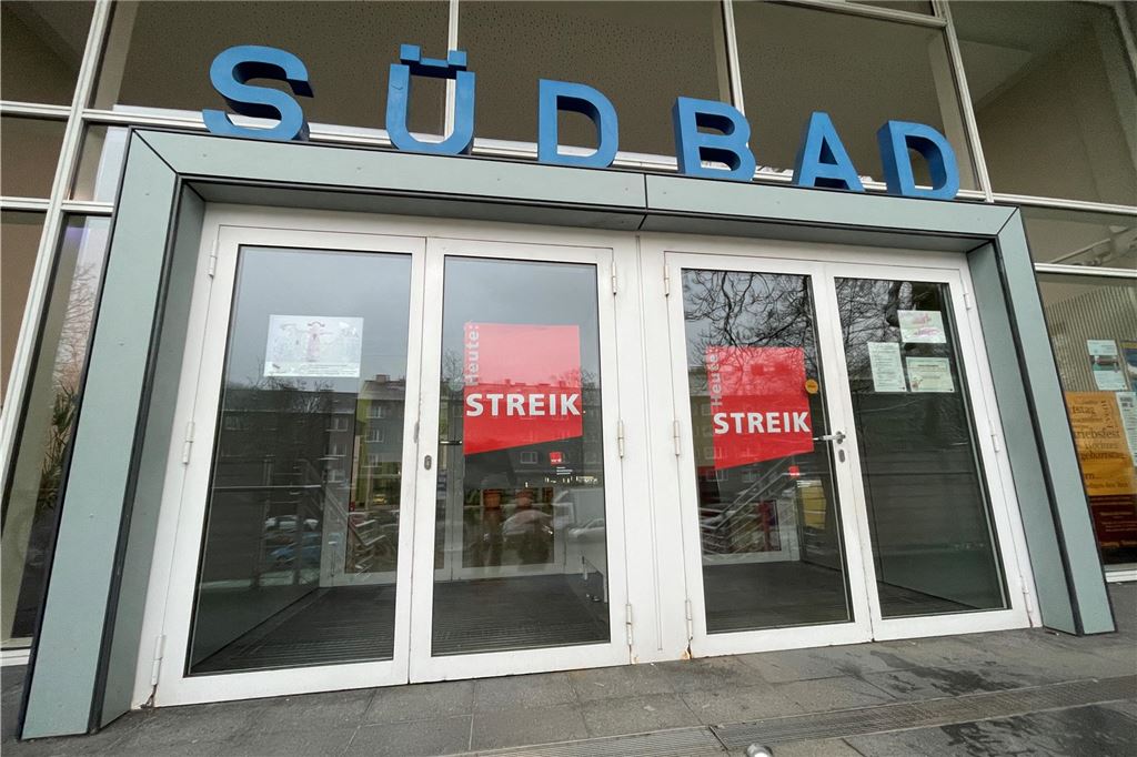 Busse und Bahnen stehen am Freitag wieder still: Warnstreik angekündigt An der Tür des Südbads in der Dortmunder Innenstadt waren am Donnerstag (13.2.) Streik-Plakate aufgehängt worden.
