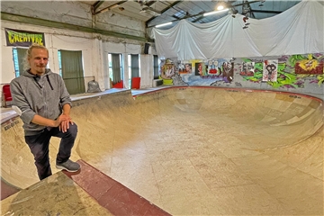 Auch ein ungewöhnlicher Kunstort: Tim Buder lädt in das Hyäne-Atelier auf dem Breitenbach-Gelände ein.
