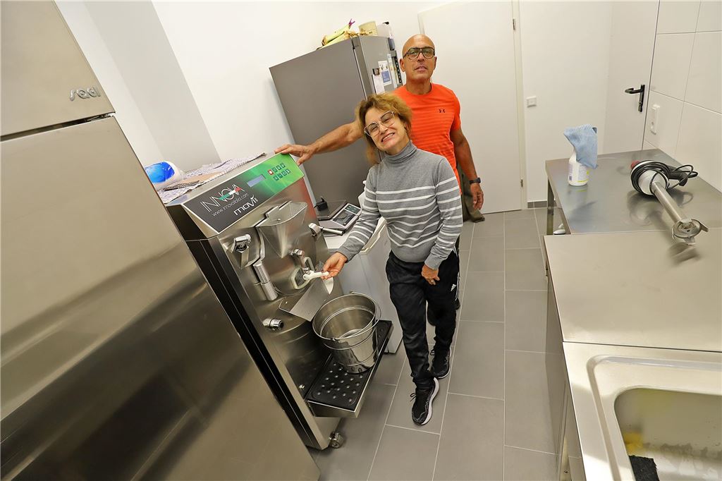 Eiscafé Dolce Vita öffnet wieder: Mehr Auswahl und neue Einrichtung Vanderlei Da Silva Mendes und Lily Mendes stehen in ihrer Eisdiele in Fröndenberg an der neuen Eismaschine