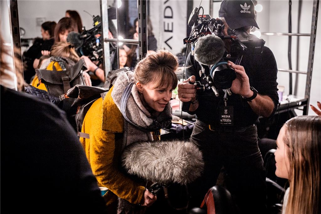 Am Auschwitz-Gedenktag wird die Gesamtschule Fröndenberg „Schule ohne Rassismus“ Auch Elena Horn, hier bei einem Filmdreh für Arte, stellte sich als Absolventin der Gesamtschule Fröndenberg als Patin zur Verfügung.