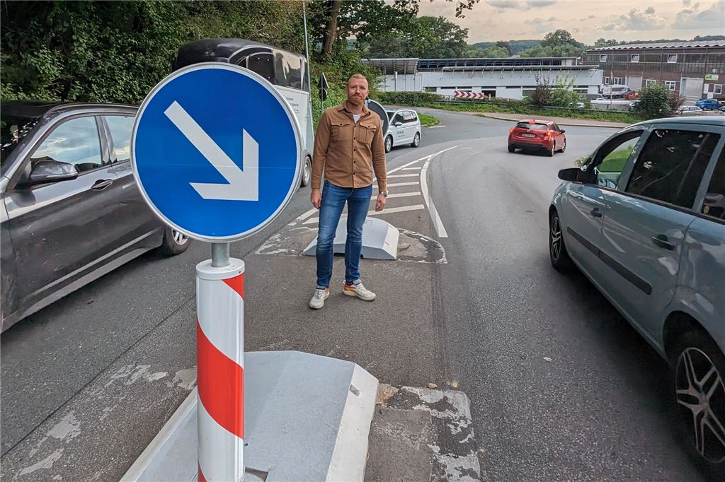 Schulweg in Langschede soll sicherer werden: Diese Maßnahmen kommen Kai Thalemann steht auf der problematischen Verkehrsinsel an der Ardeyer Straße in Fröndenberg-Langschede.