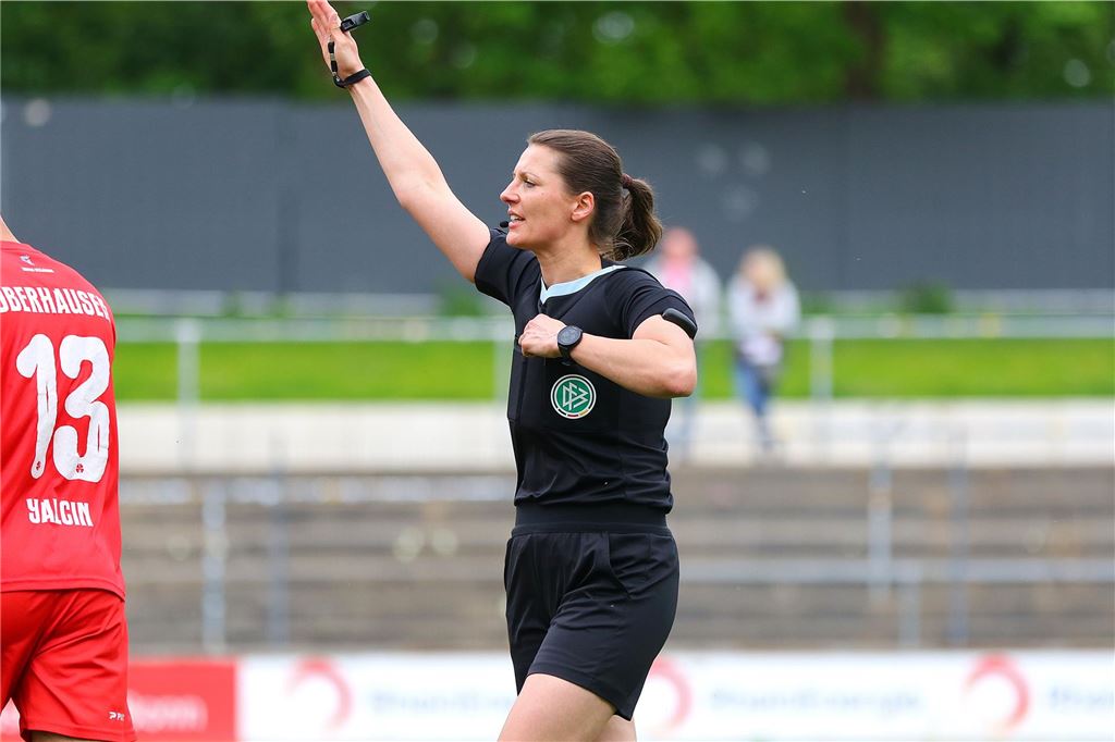 Schwerter Schiedsrichterin ist fester Bestandteil der Bundesliga: Ihr Traum ist das Pokalfinale Auch in der Regionalliga der Männer, hier bei einem Spiel von RW Oberhausen, wird Annika Kost eingesetzt.