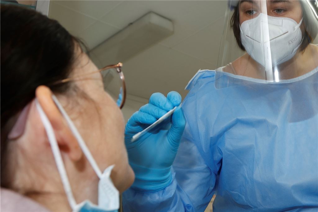 Corona-Selbsttests für jeden: Wo sie zu kaufen sind und wie viel sie kosten Auch in Hausarztpraxen wird weiterhin viel getestet, auch mit Schnelltests. Wie etwa in der Praxis von Dr. Dorothee Bauermann in Kamen.