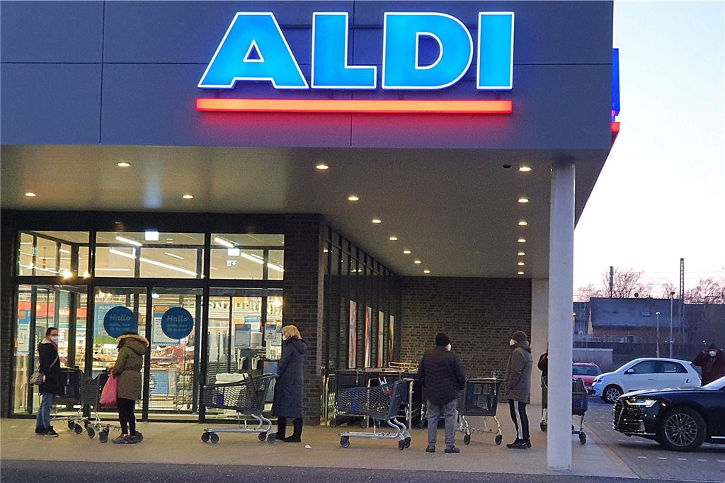 Mit Video: Corona-Selbsttests bei Aldi in Unna nach zehn Minuten ausverkauft Auch in Holzwickede standen einige Kunden früh an, um einen der begehrten Selbsttests zu erhalten. Hier waren jedoch auch viele Kunden dabei, die einfach ganz normal einkaufen wollten.