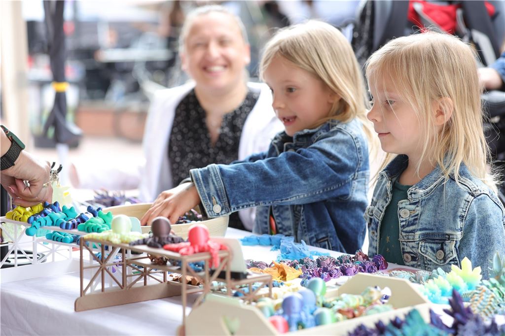 Viele Besucher beim Drahtesel- und Frühlingsmarkt in der City Zwei Kinder an einem Stand