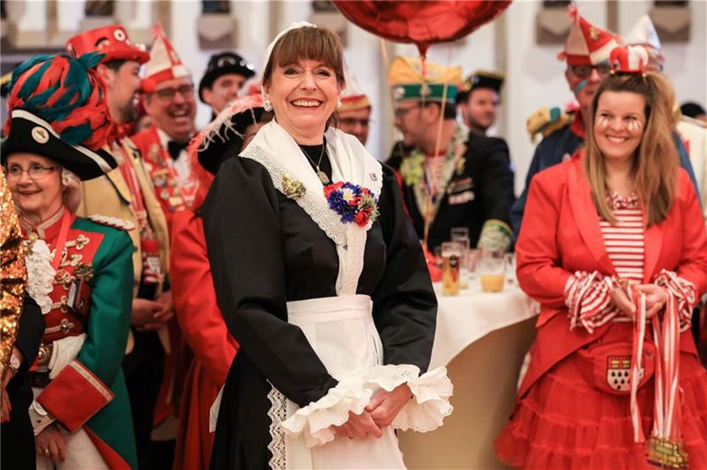 Weiberfastnacht 2023 in NRW : Alles zu Start, Regelungen und Wetter Kölns Oberbürgermeisterin Henriette Reker (M) feiert im Rathaus mit Karnevalisten.