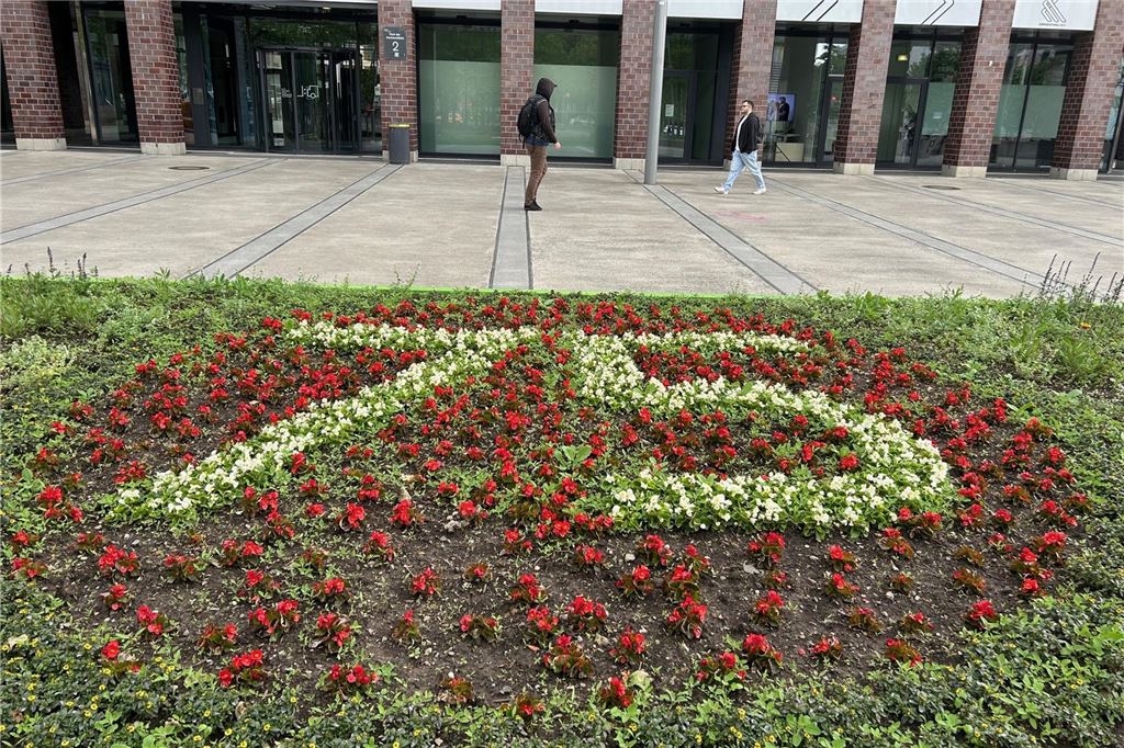 Leuchtendes U wird zum Pixel-Kunstwerk Auch mit Blumenschmuck wird vor dem Dortmunder U an das 75-Jährige des Museums Ostwall erinnert.