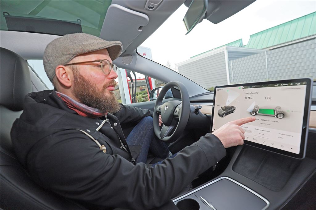 Mit Video: Anmelden und losfahren? Pop-Up-Store von Tesla in Holzwickede im Test Auch moderne Autos mit Verbrenner-Motor bieten immer mehr digitale Instrumente. Tesla treibt das Ganze aber auf die Spitze. Haptische Schalter und Knöpfe finden sich kaum, fast alle Bedienelemente sind in einem großen Touch-Display vereint.