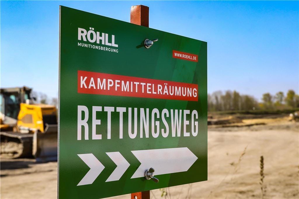 Riesen-Baustelle am Hafen: Boden für neues ICE-Werk wird bereitet Ein Schild weist auf die Suche nach Bomben-Blindgängern hin.