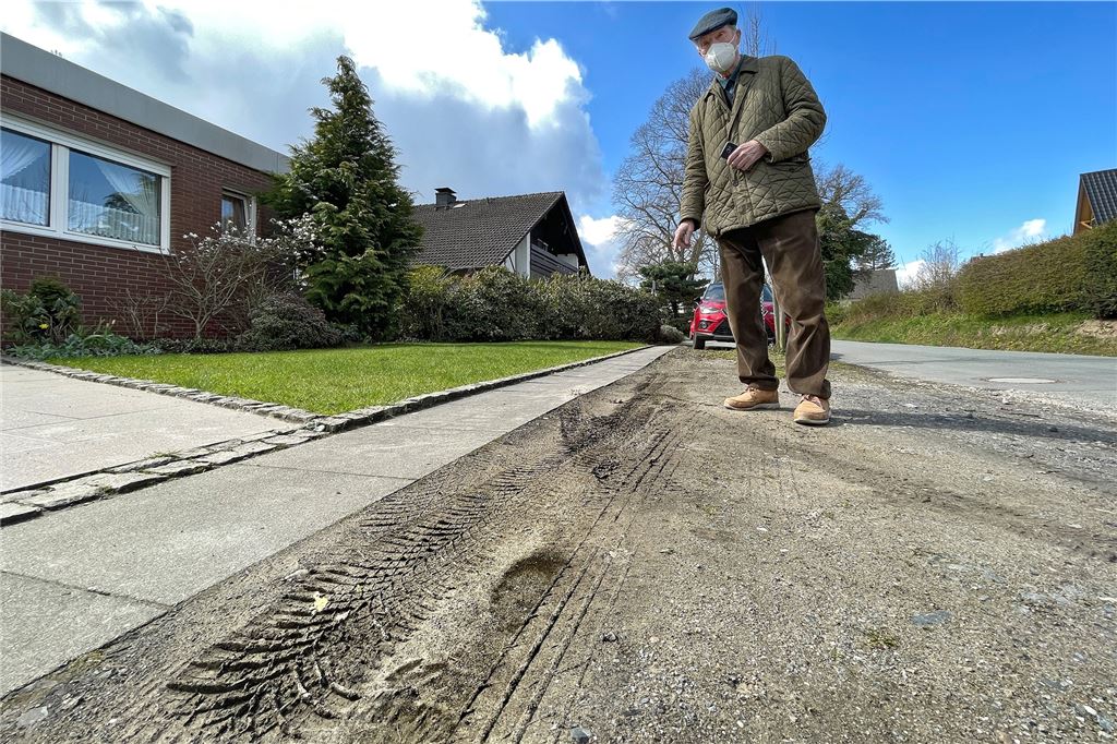 Schotterpisten, gekapptes Internet: Verdruss beim Glasfaserausbau in Fröndenberg Auch Nachbar Dr. Bodo Groß beklagt die bisher nur provisorisch verfüllten Löcher in der Straße.
