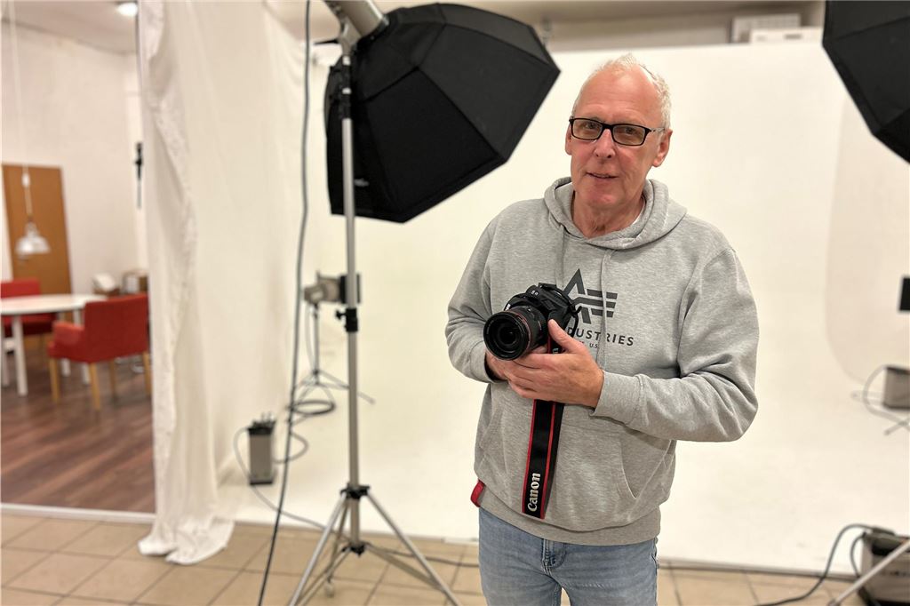 Passbildautomat im Rathaus lässt auf sich warten: Berlin liefert nicht Fotograf Norberr Reh in seinem Fotostudio. (Archivfoto)