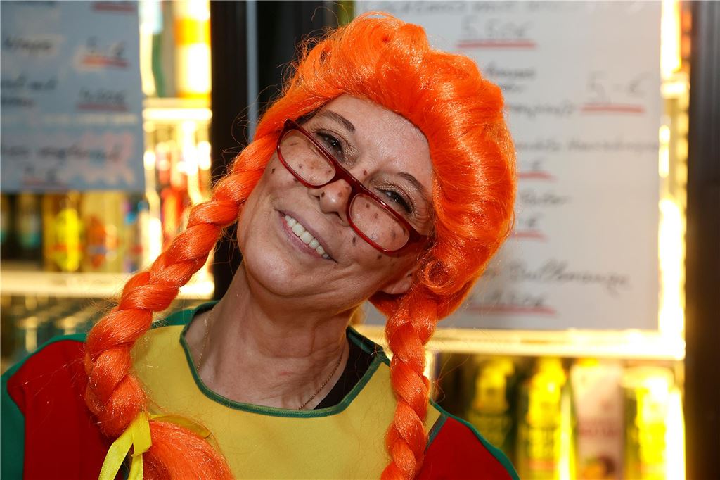 Eine Frau als Pippi Langstrumpf verkleidet.
