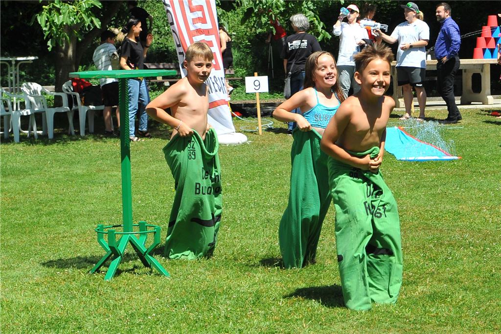 Olympische Spiele im Elsebad: Familien können viele Preise gewinnen Eine Gruppe Kinder beim Sackhüpfen im Elsebad in Schwerte