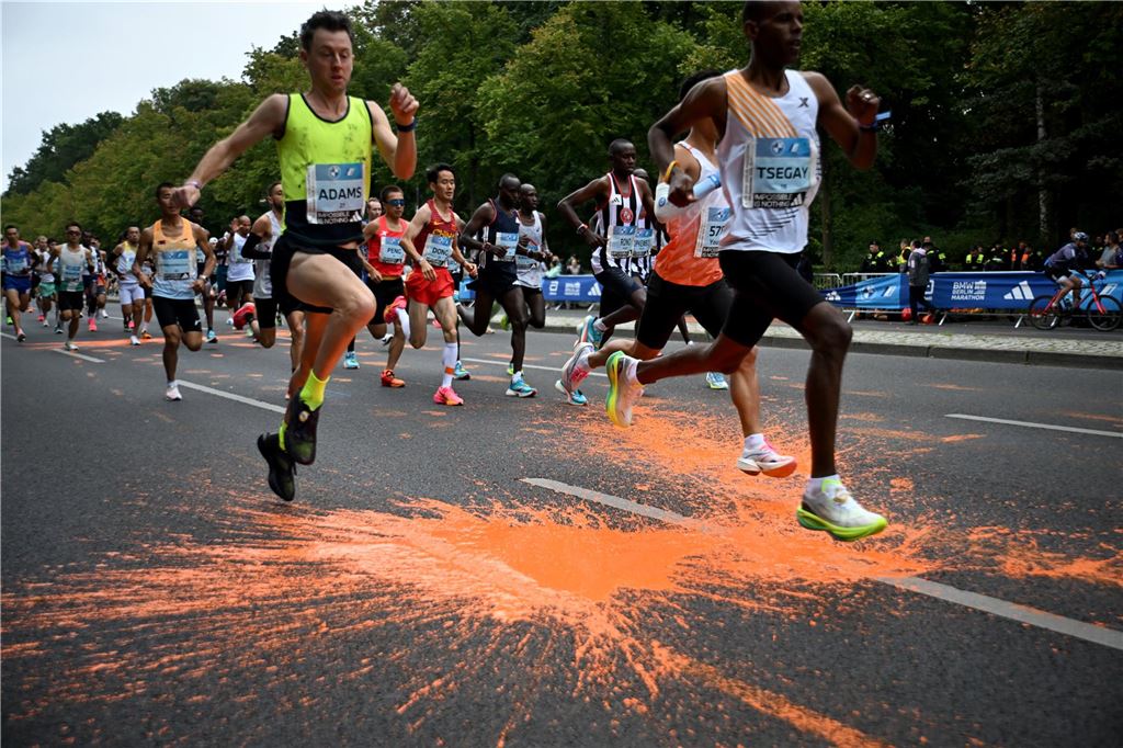 Thomas Orlowski nach dem Marathon in Berlin: „Ich wollte einfach durchkommen“ Läufer springen über die Farbkleckse der "Letzten Generation"