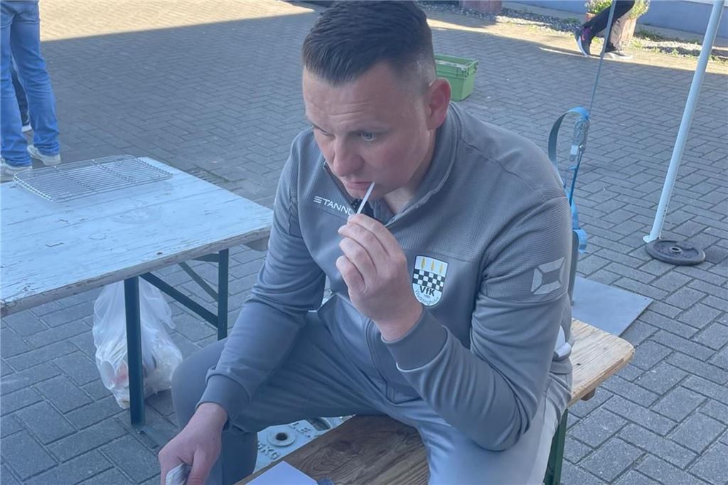 Kampf gegen Leukämie: Über 100 Personen lassen sich beim VfK Weddinghofen registrieren VfK-Geschäftsführer Christian Schneider steckt sich das Stäbchen in den Mund.