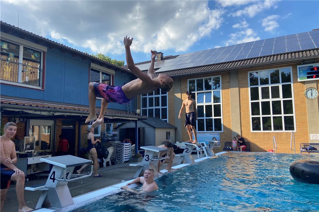 Freibad-Check: Bornekamp in Unna ist „ein Paradies für junge Familien“ Auch vom Einer kann man spektakuläre Sprünge durchführen.