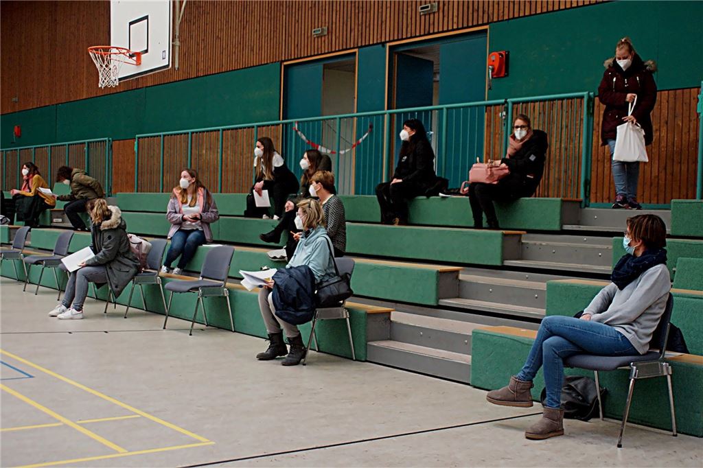 150 Pädagogen bekommen in Holzwickede Stoff von AstraZeneca verabreicht Auch wenn es auf den ersten Blick so aussieht: Diese Lehrer und Erzieher schauen nicht etwa Kindern beim Sportfest zu. Sie warten auf ihre Corona-Impfung.
