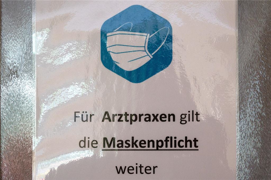 Maskenpflicht beim Arzt: Bürger zeigen sich einsichtig Auch wenn in vielen Bereichen des öffentlichen Lebens mittlerweile auf die Maske verzichtet wird, bleibt die Tragepflicht beim Arzt bestehen.